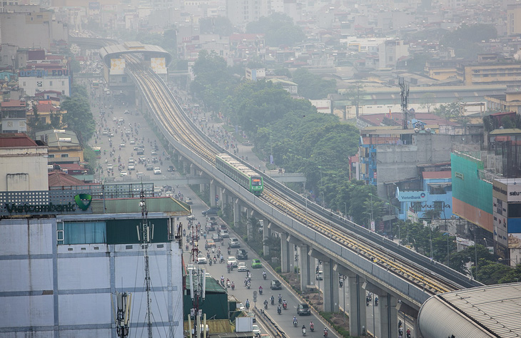 Hà Nội sẽ thí điểm cấm xe máy trên tuyến đường có Metro và BRT - Ảnh 1.