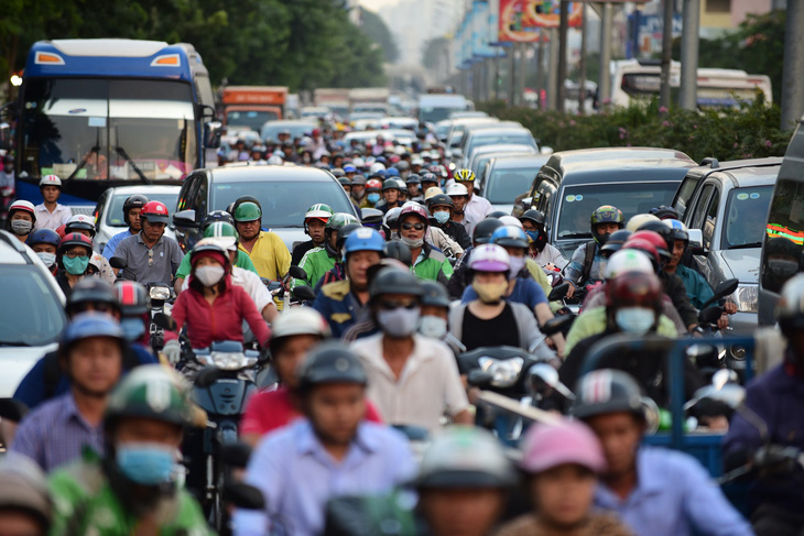 Tăng thời gian xe máy đi làn ôtô đường Phạm Văn Đồng và Trường Chinh - Ảnh 1.