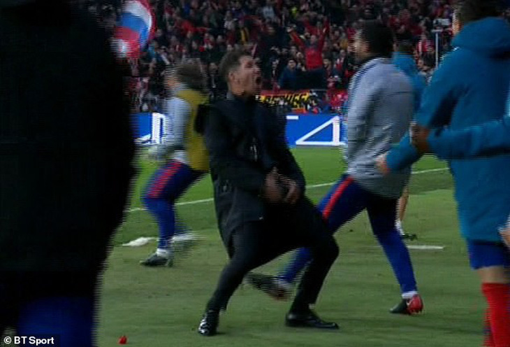 Video Ronaldo ăn mừng, chọc ngoáy HLV Simeone - Ảnh 2.