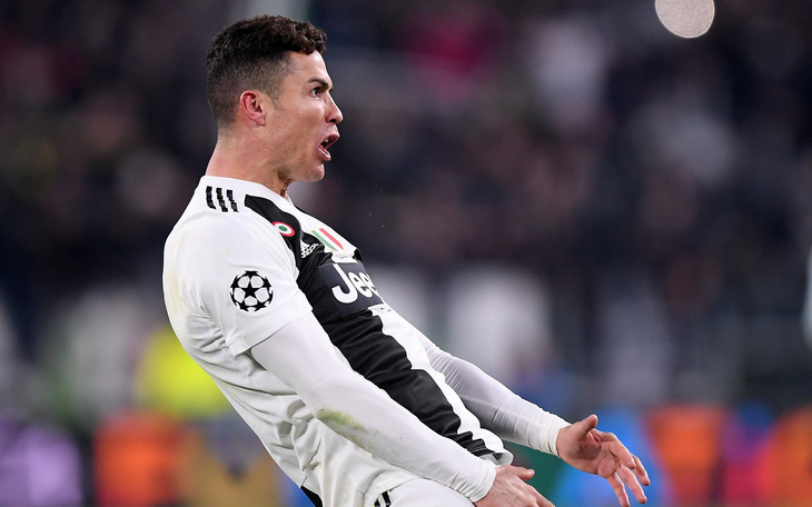 Video Ronaldo ăn mừng, chọc ngoáy HLV Simeone