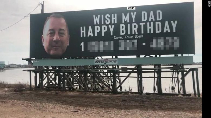 Chúc mừng sinh nhật cha bằng biển quảng cáo to tướng - Ảnh 1.