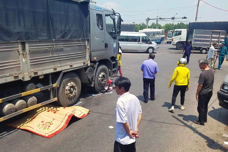 2 cha con bị xe tải cán chết tại ngã tư Dầu Giây - Ảnh 2.