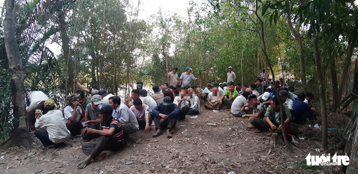 Cảnh sát lội sông phá sới bạc hàng trăm người trong rừng tràm - Ảnh 2.