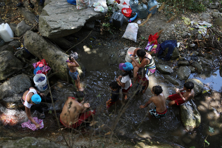 Venezuela cáo buộc Mỹ gây mất điện 6 ngày, trục xuất các nhà ngoại giao - Ảnh 1.