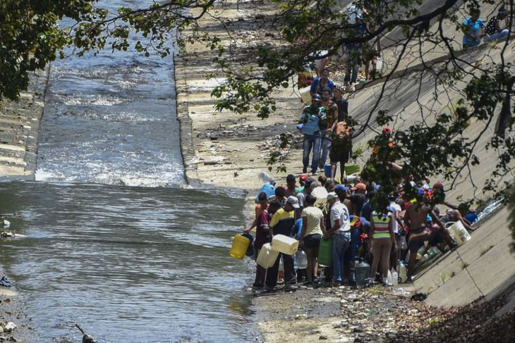 Mất điện, người dân Venezuela phải lấy nước thải để sinh hoạt - Ảnh 1.
