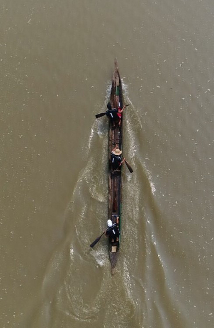 100 VĐV thuyền độc mộc đua trên hồ nước ngọt lớn nhất Tây Nguyên - Ảnh 2.
