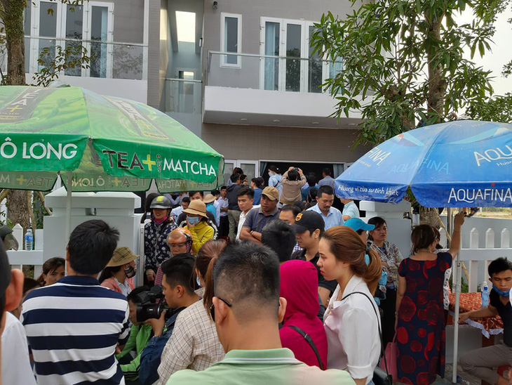 Rời Đà Nẵng, hàng trăm khách hàng đến Quảng Nam vây chủ đầu tư đòi sổ đỏ - Ảnh 4.