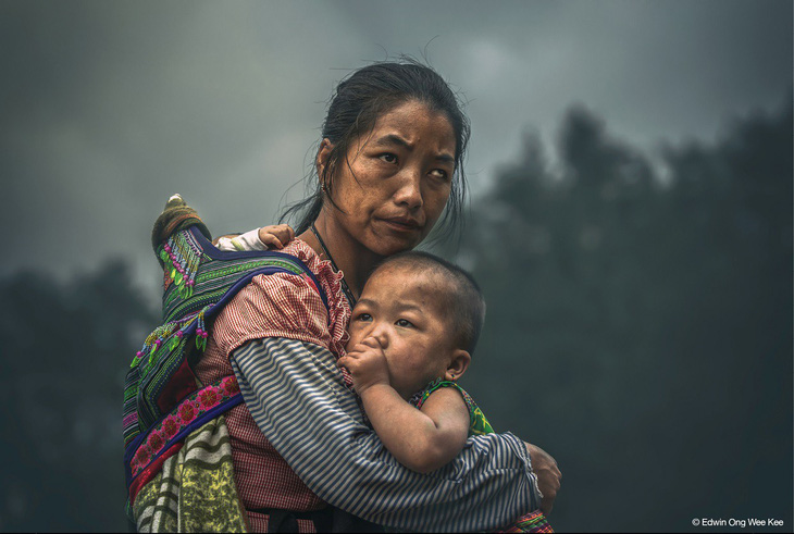 Ảnh chụp mẹ con người Mông nhận thưởng gần 3 tỉ đồng - Ảnh 1.