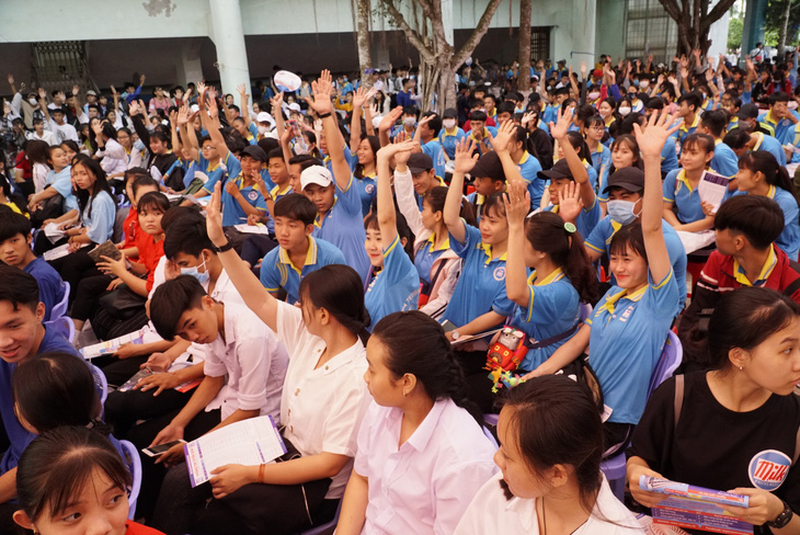 4.000 học sinh về thủ phủ sen hồng nghe tư vấn tuyển sinh - Ảnh 1.