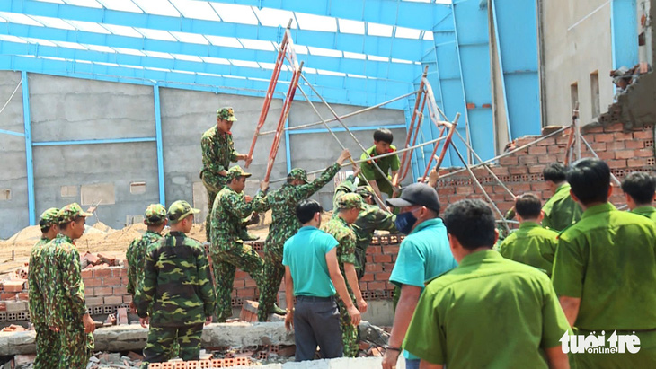 Thứ trưởng Bộ Xây dựng: Tường sập và dãy liền kề không liên kết ngang - Ảnh 2.