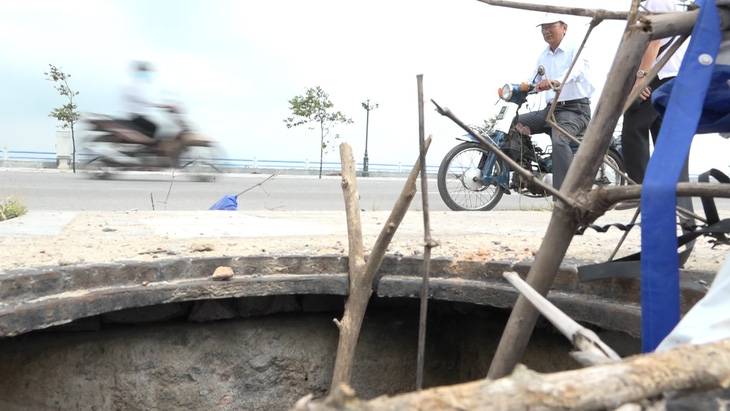 Hàng loạt nắp cống bị trộm trên con đường đẹp nhất Quảng Ngãi - Ảnh 1.
