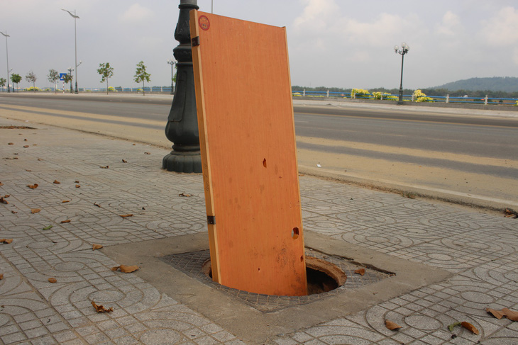 Hàng loạt nắp cống bị trộm trên con đường đẹp nhất Quảng Ngãi - Ảnh 2.