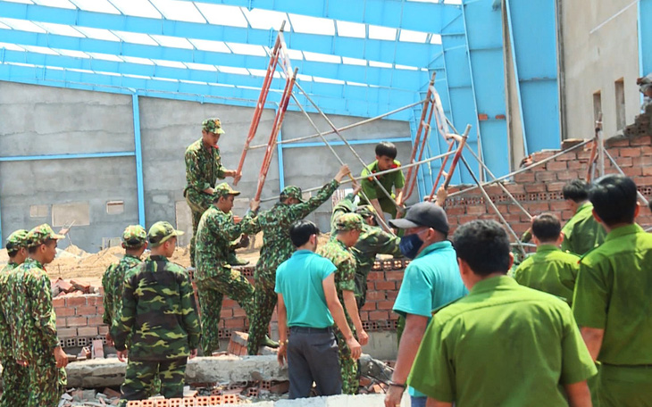 Khởi tố 3 cán bộ liên quan vụ sập tường tại khu công nghiệp Hòa Phú