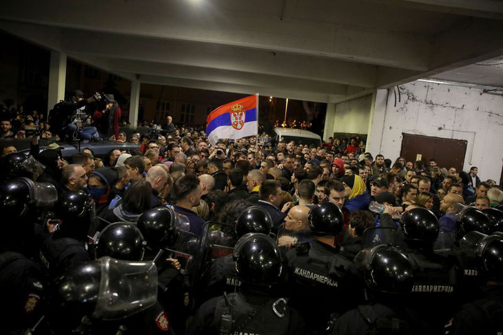Người biểu tình xông vào đài truyền hình, tổng thống Serbia lên tiếng - Ảnh 2.