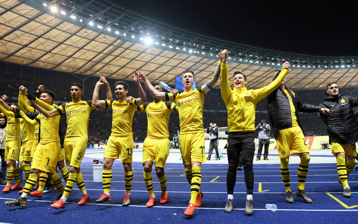 Dortmund vươn lên ngôi đầu sau trận thắng kịch tính Hertha Berlin