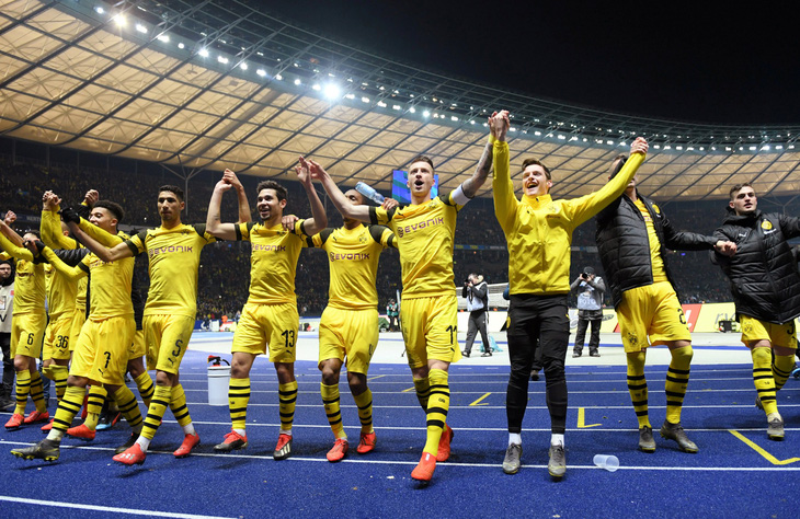 Dortmund vươn lên ngôi đầu sau trận thắng kịch tính Hertha Berlin - Ảnh 2.