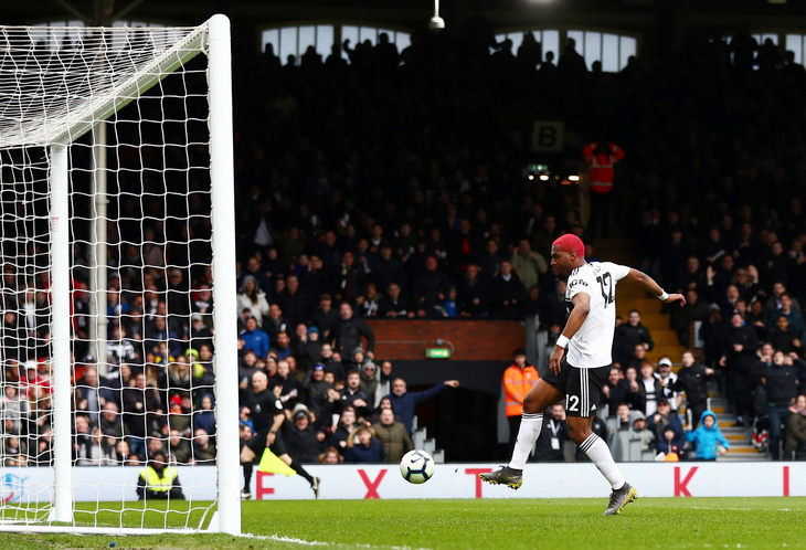Thắng nghẹt thở Fulham, Liverpool soán ngôi đầu bảng từ tay M.C - Ảnh 2.