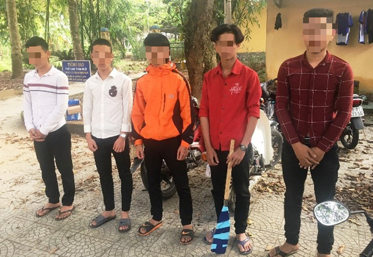 5 thanh niên thừa nhận chặn đánh xe tải trong hầm Phước Tượng - Ảnh 1.