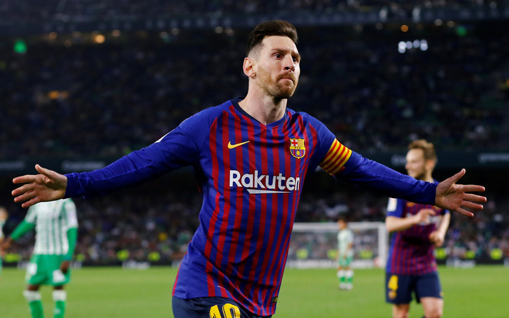 Hat-trick thứ 33 của Messi giúp Barca tiến sát ngôi vô địch