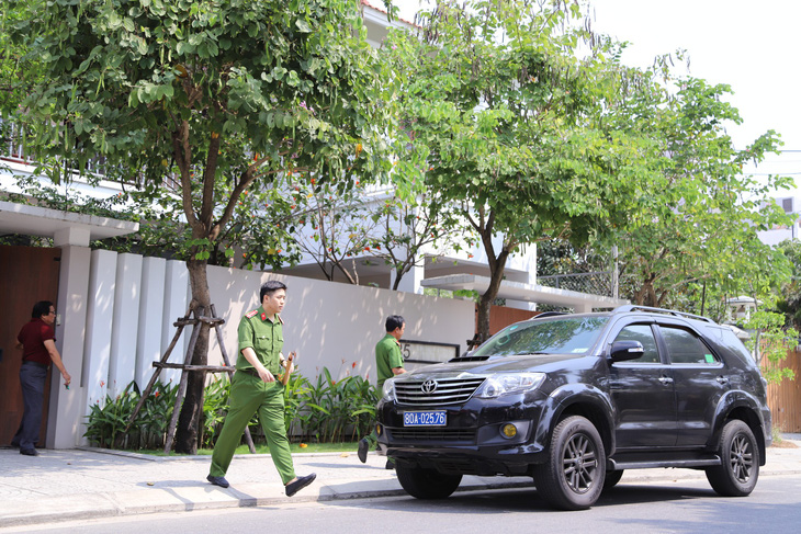 Công an khám xét hàng loạt nhà cựu quan chức Đà Nẵng - Ảnh 1.