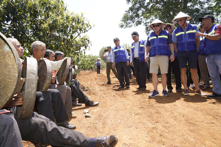 Golf thủ Greg Norman thăm vùng cà phê CADA tỉnh Đắk Lắk - Ảnh 4.