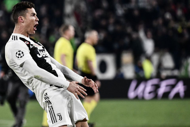 Ronaldo có thể bị cấm đá tứ kết Champions League vì ăn mừng quá trớn - Ảnh 1.