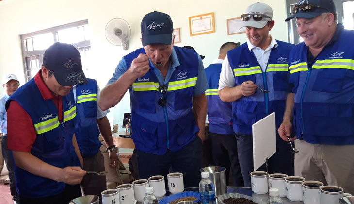Golf thủ Greg Norman thăm vùng cà phê CADA tỉnh Đắk Lắk - Ảnh 3.