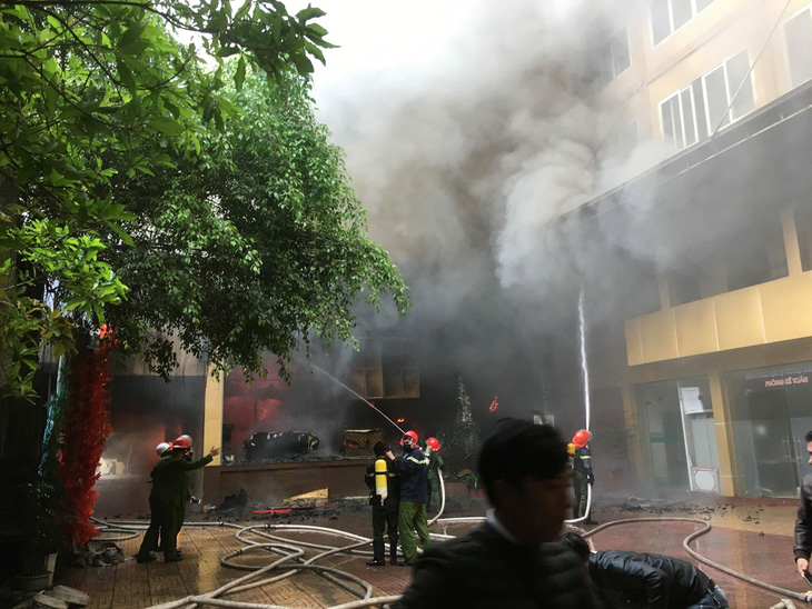 Cháy khách sạn 8 tầng ngay sát bệnh viện, 1 người chết - Ảnh 4.