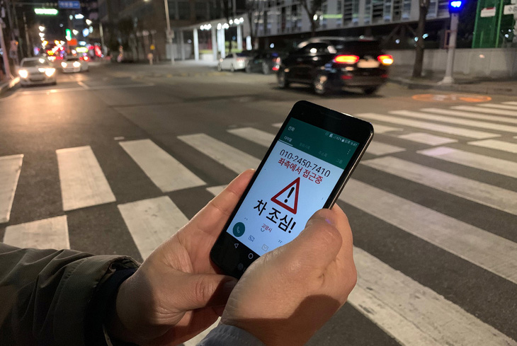 Sáng kiến mới ngăn xác sống smartphone bị xe tông ở Hàn Quốc - Ảnh 1.