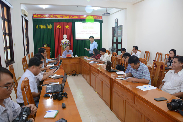 Bình Thuận họp báo vụ cô giáo bị tố quan hệ với học trò - Ảnh 1.