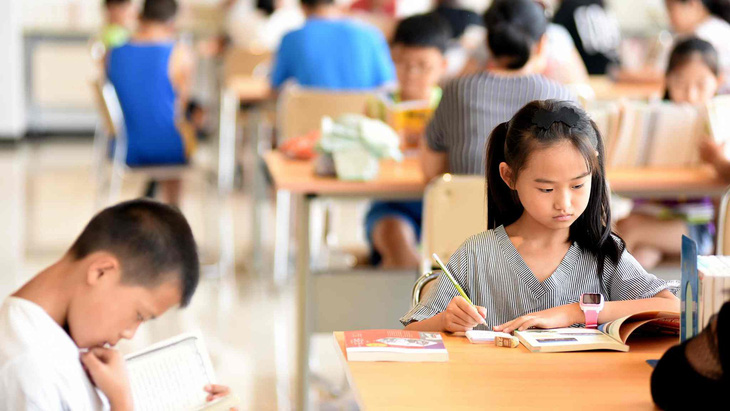 Học sinh Trung Quốc sẽ được dạy về chứng khoán từ tiểu học - Ảnh 1.