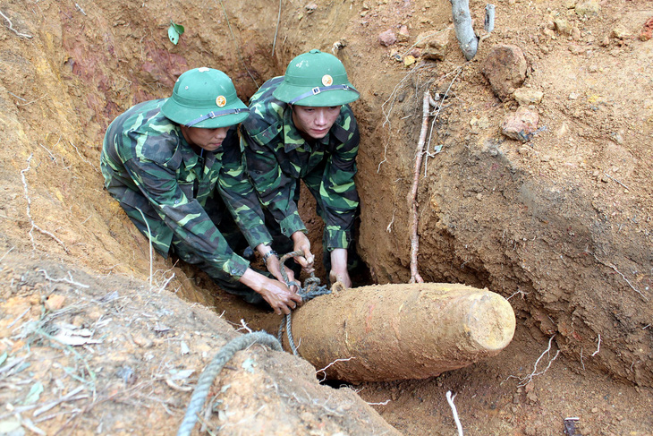 Quảng Bình tiếp nhận máy dò bom mìn hiện đại của Hàn Quốc - Ảnh 1.