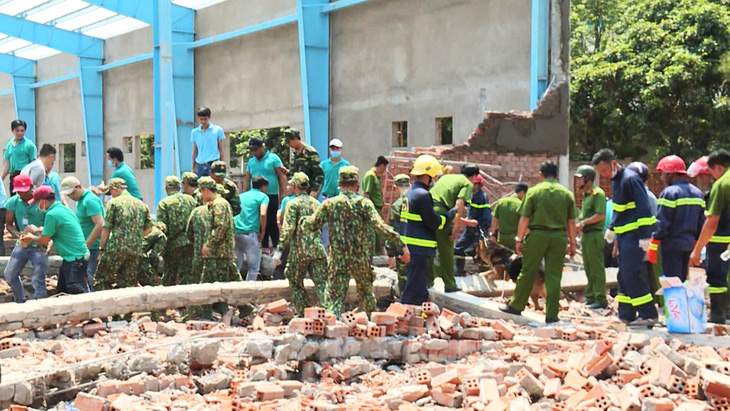 Vụ sập tường 7 người chết: Điều tra chậm vì chưa có kết quả giám định - Ảnh 1.