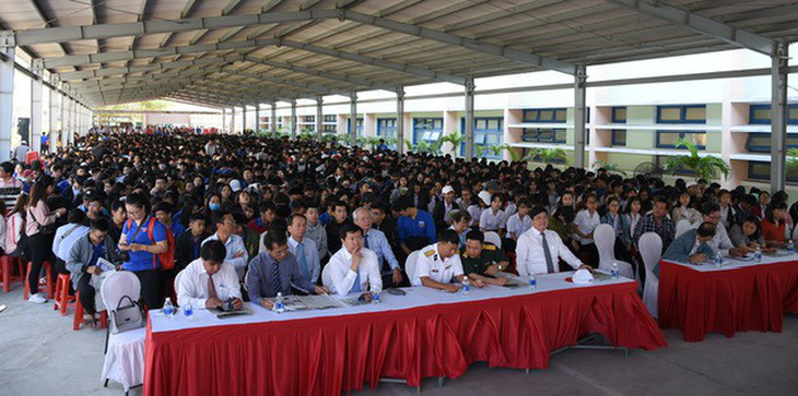 Hơn 4.000 học sinh Bình Định đi nghe tư vấn tuyển sinh 2019 - Ảnh 4.