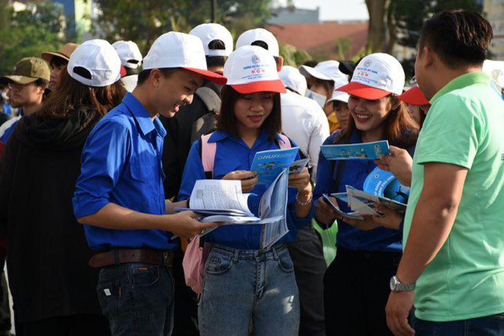 Hơn 4.000 học sinh Bình Định đi nghe tư vấn tuyển sinh 2019 - Ảnh 2.