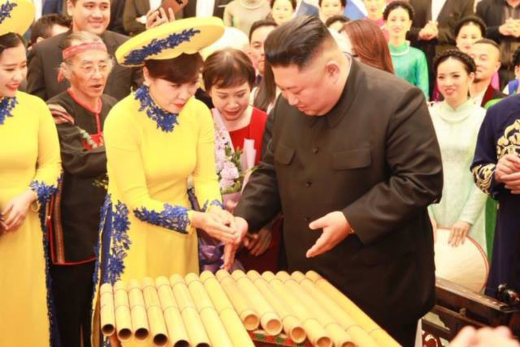 Ông Kim Jong Un nghe hát Hạ trắng, thử gảy đàn bầu và klôngput - Ảnh 1.