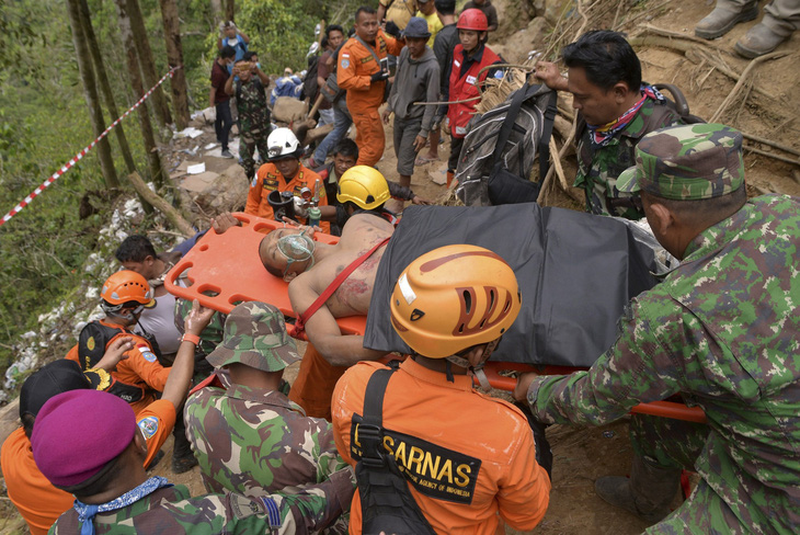 Thảm cảnh của gần 36 người đang kẹt trong mỏ vàng sập tại Indonesia - Ảnh 1.
