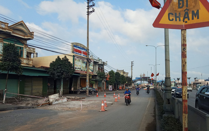 Tai nạn liên hoàn trên quốc lộ 18, hai tài xế bị kẹt trong cabin - Ảnh 2.