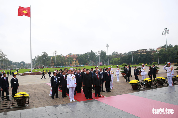 Chủ tịch Kim Jong Un viếng Chủ tịch Hồ Chí Minh trước khi về nước - Ảnh 1.