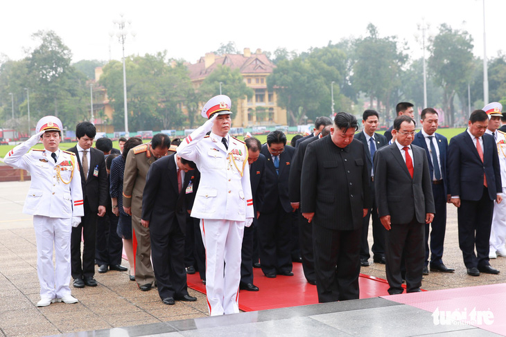 Chủ tịch Kim Jong Un viếng Chủ tịch Hồ Chí Minh trước khi về nước - Ảnh 3.