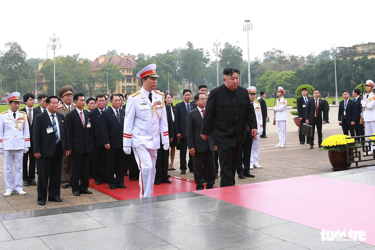 Chủ tịch Kim Jong Un viếng Chủ tịch Hồ Chí Minh trước khi về nước - Ảnh 2.