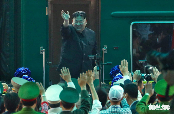 Chủ tịch Kim Jong Un vẫy chào Việt Nam, tàu rời ga Đồng Đăng - Ảnh 2.