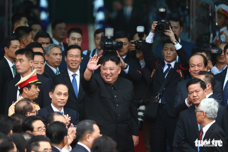 Chủ tịch Kim Jong Un vẫy chào Việt Nam, tàu rời ga Đồng Đăng - Ảnh 1.