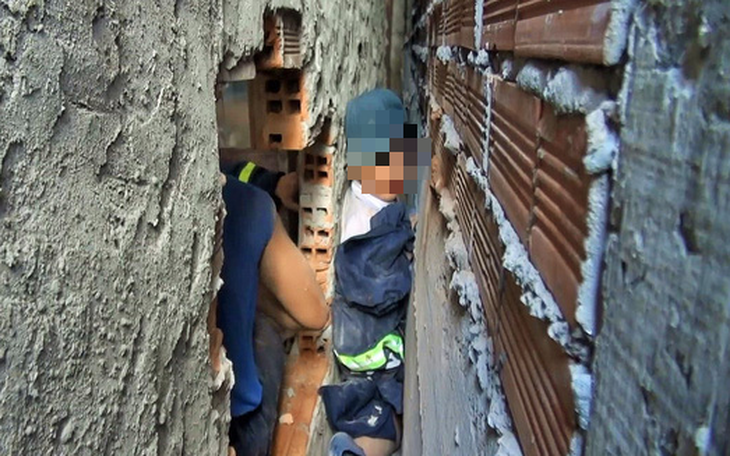 Cảnh sát cứu bé trai 7 tuổi kẹt giữa hai vách tường