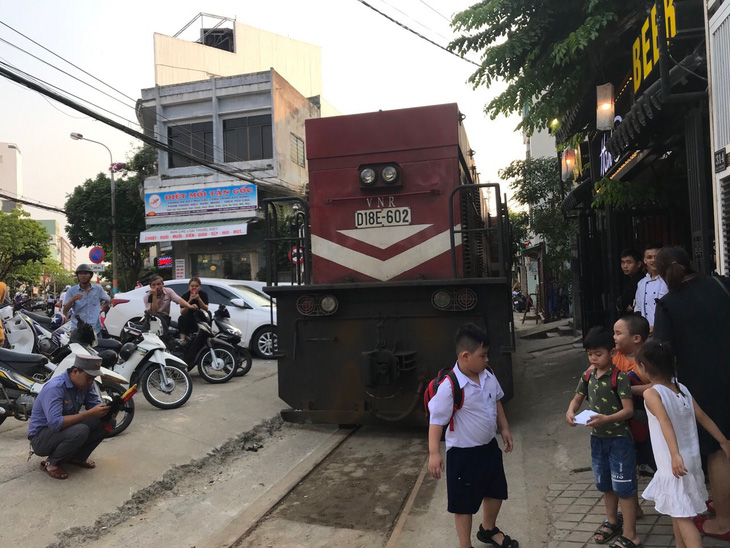 Xe hơi đậu cả giờ trên... đường sắt Đà Nẵng - Ảnh 2.
