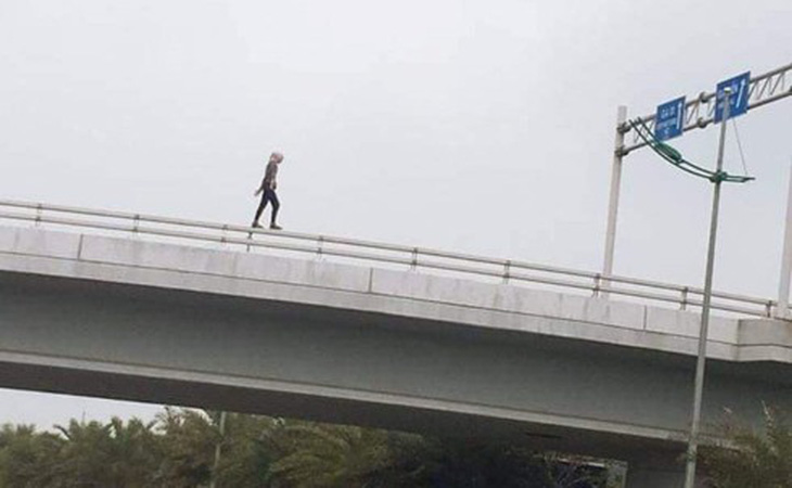 Cô gái người Mỹ lõa thể nhảy cầu vượt tử vong tại sân bay Nội Bài - Ảnh 1.