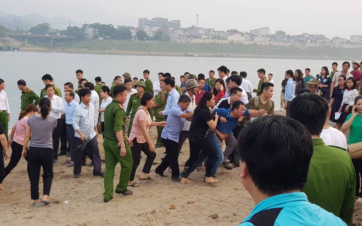 Rủ nhau tắm sông Đà, 8 học sinh chết đuối thương tâm