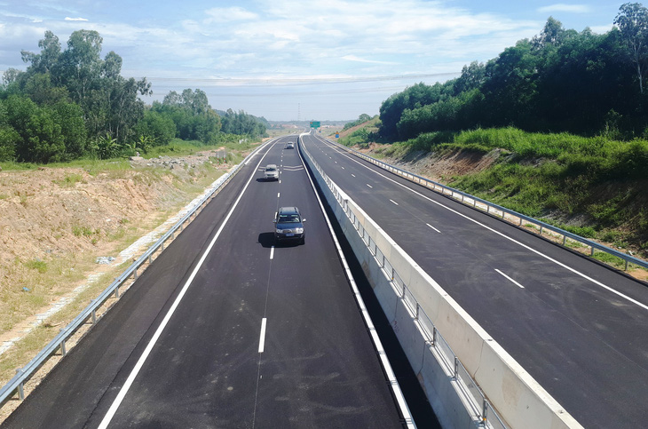 Xe chở heo trên cao tốc Đà Nẵng - Quảng Ngãi phải đi sang quốc lộ 1 - Ảnh 1.
