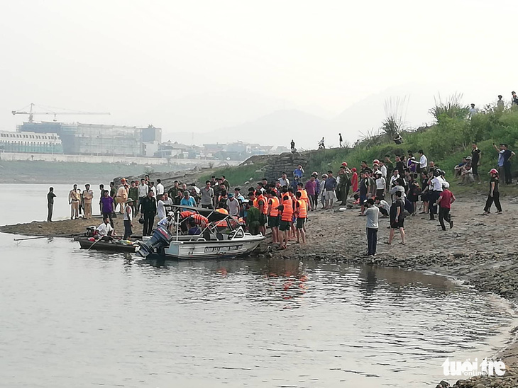 Rủ nhau tắm sông Đà, 8 học sinh chết đuối thương tâm - Ảnh 2.