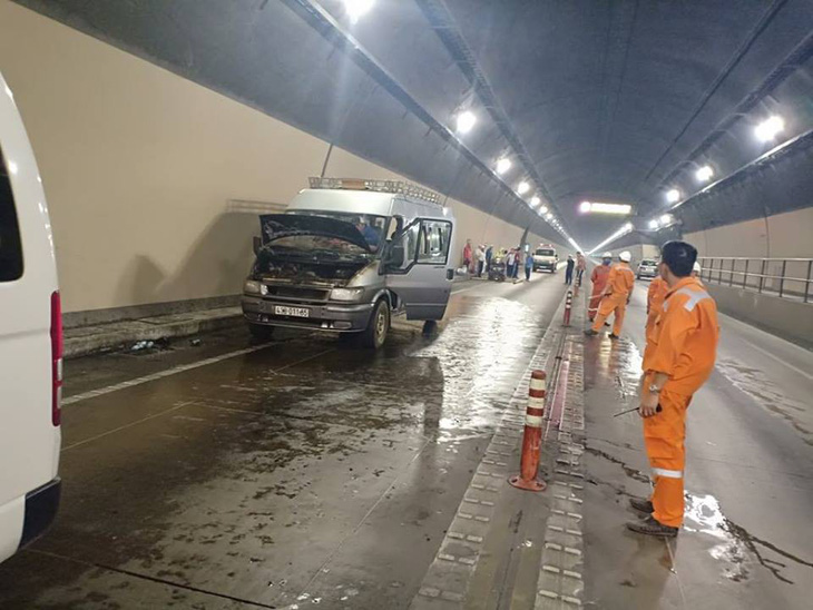 Xe tang cháy trong hầm Hải Vân, người nhà khiêng quan tài tháo chạy - Ảnh 2.